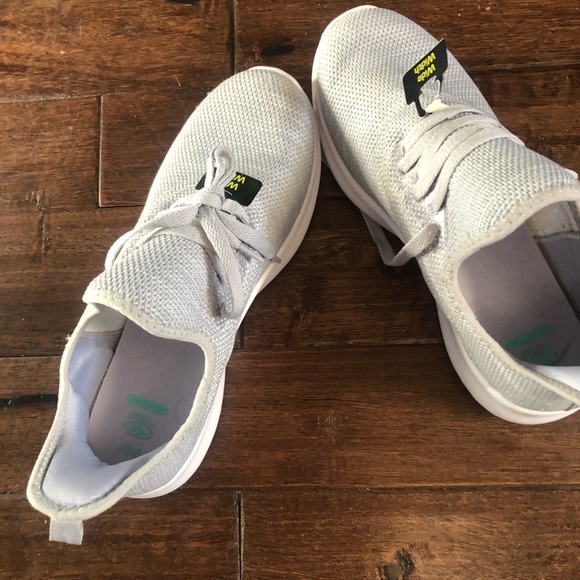 Lovely bright comfy sneakers, new never worn size9.5 wide - Picture 4 of 6